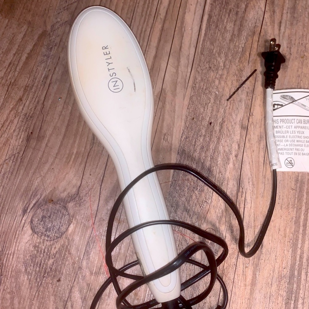 Hair styler , heated brush